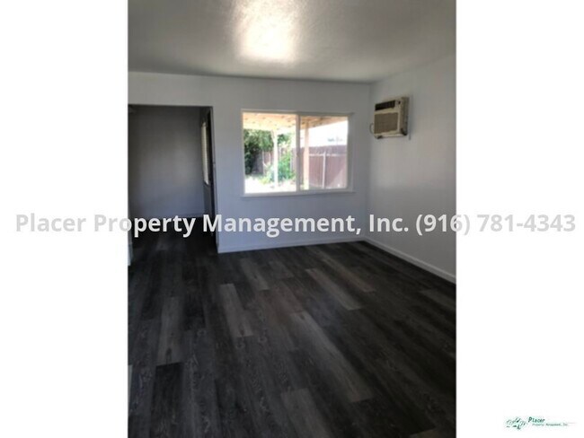 Building Photo - Avail Now!   Almost like new duplex  2 bed...
