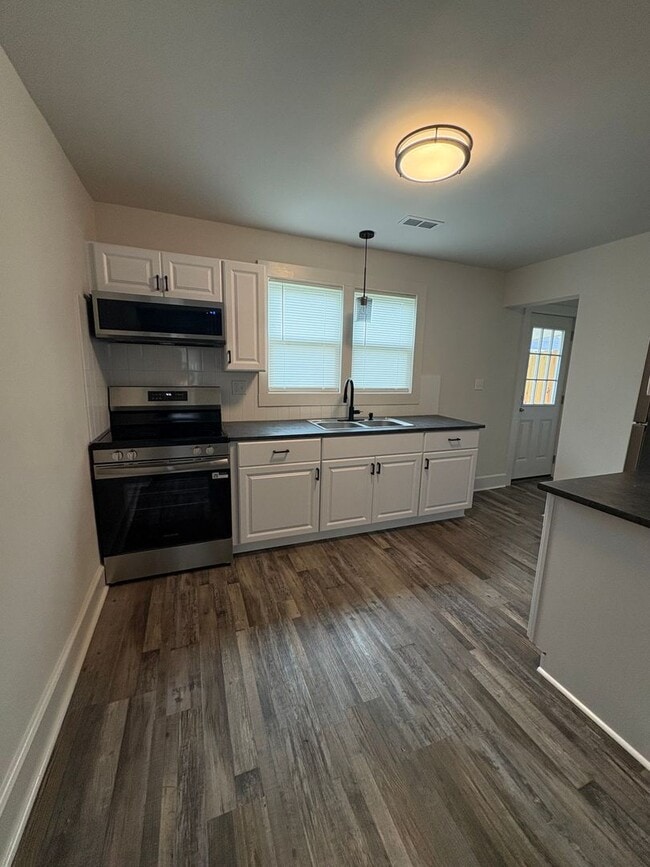 Building Photo - Charming 2BR/1BA Home