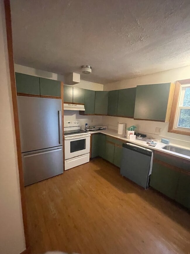 Kitchen - 64 Lake George Rd