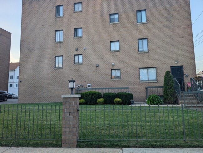 Building Photo - 15040 Tahoe St