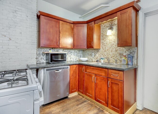 Building Photo - 9 Thompson St