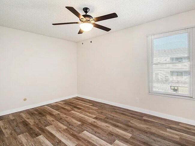 Building Photo - 3141 S Tamarac Dr