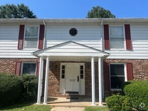 Building Photo - 1032A Carriage Dr