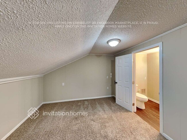 Building Photo - 10225 Woodview Cir