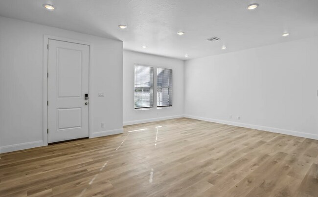 Foto del edificio - 3 Bedroom End Unit in Desert Color!