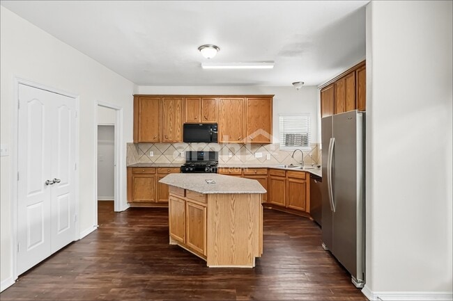 Building Photo - 2013 Briar Grove Dr