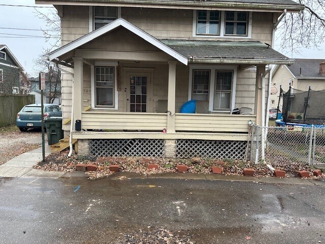 Foto principal - 1320 Wilson Pl NW