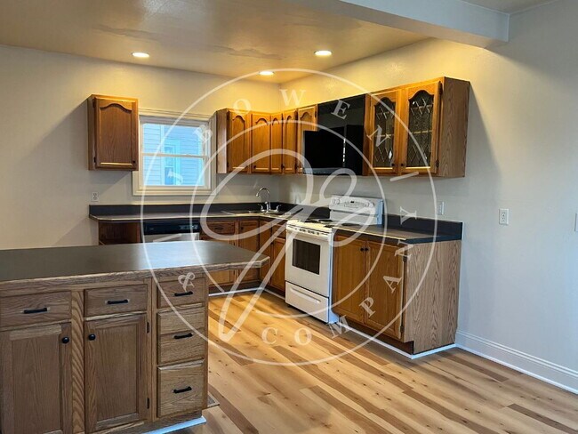 Building Photo - 3-Bedroom Home in West Toledo with spacious kitchen.