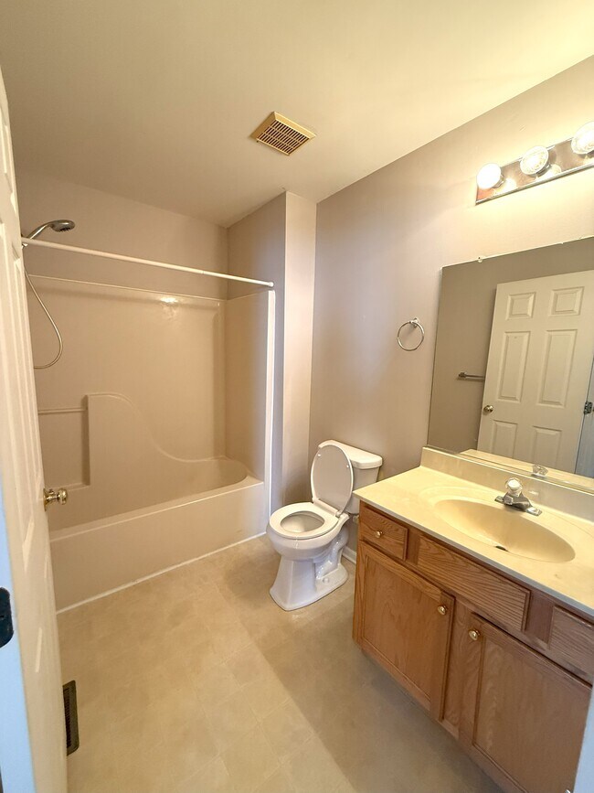 Foto del edificio - 379 Wheatfield Cir