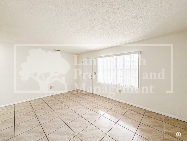 Foto del edificio - 5816 Charlton Dr