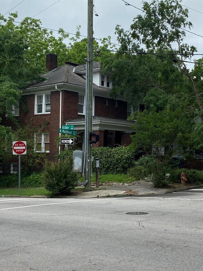 Building Photo - 901 W Markham Ave