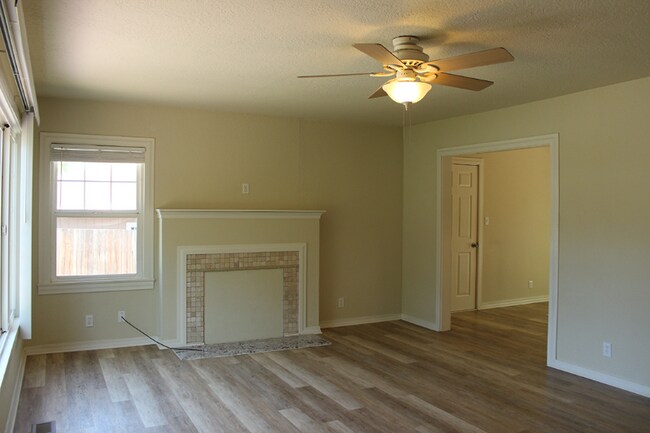 Building Photo - 1010 S Cloverdale Blvd