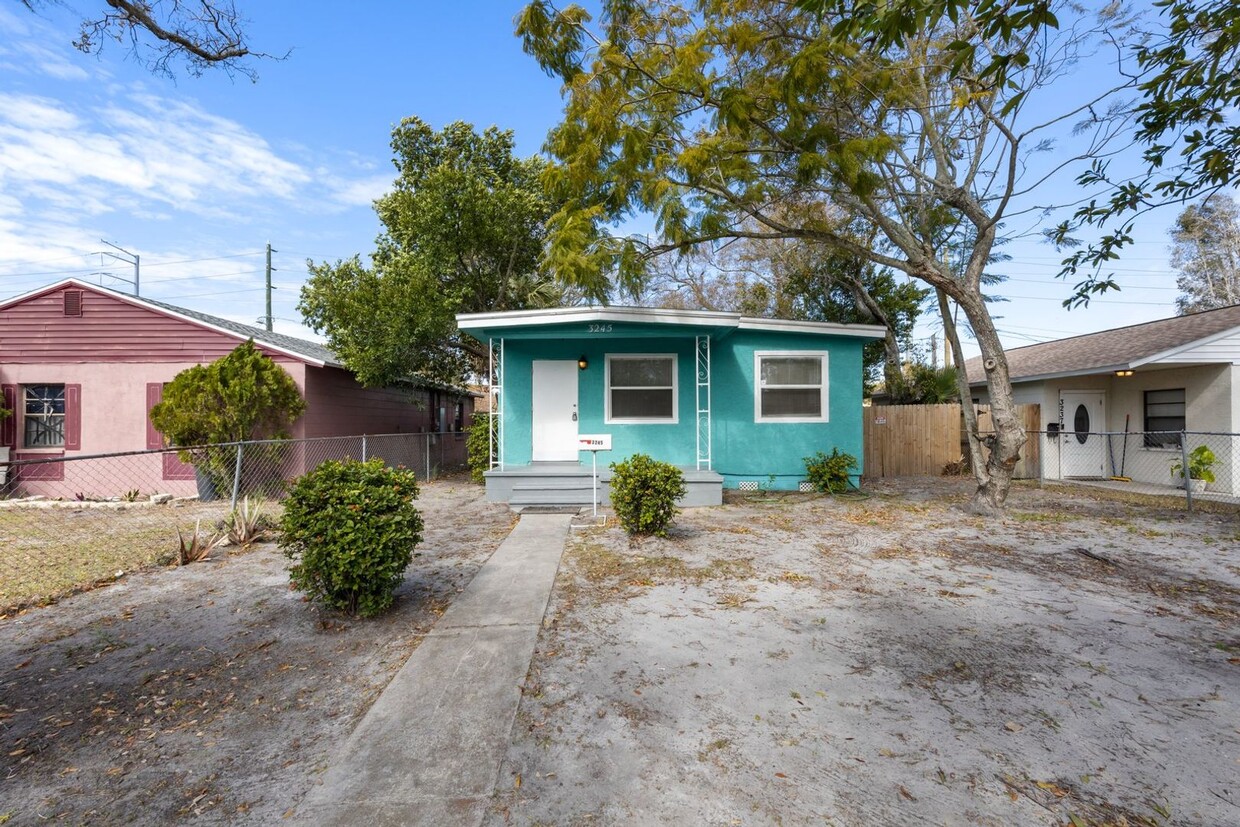 Foto principal - 3bdrm/1.5bath House with large shed** ** S...