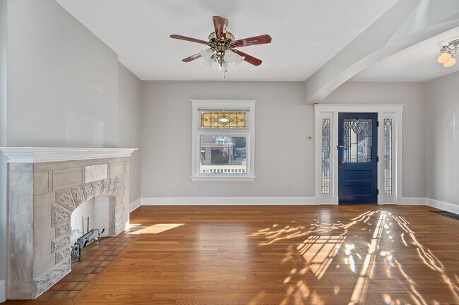 Family Room - 2750 Willard Ave
