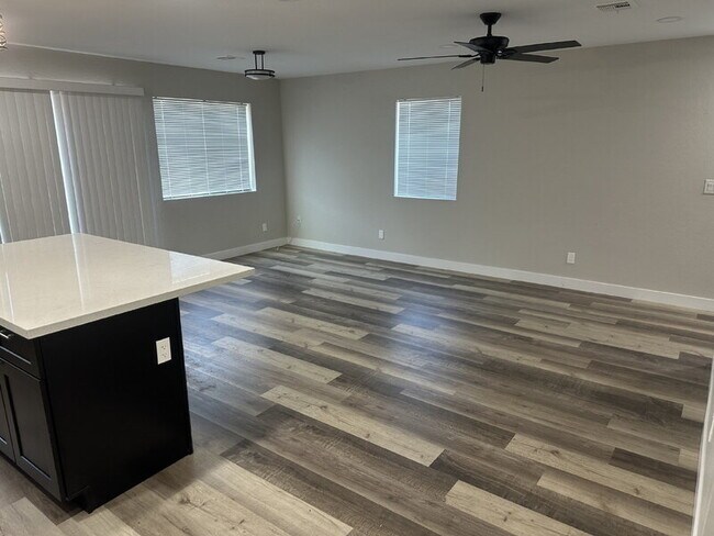 Foto del edificio - 2526 E Broadway Rd