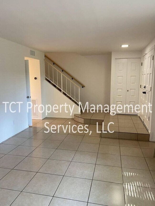 Building Photo - Awesome 3 Bedroom Townhome in Tempe!