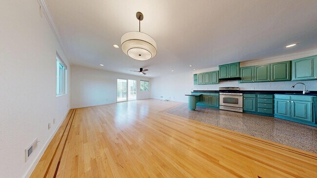 Building Photo - Spacious 3BD/3BA Home with Sunroom, Renova...