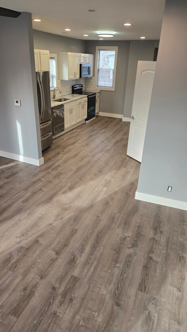 Barril de pepinillos (17) - 594 E Sycamore St