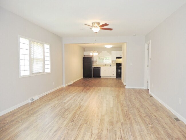 Foto del edificio - 3 Bed - 1 Full Bath Eastlake, Ohio Ranch f...