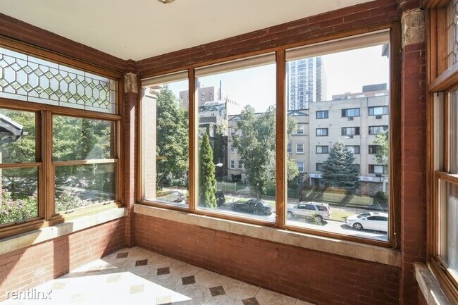 Foto del edificio - 5833 N Kenmore Ave