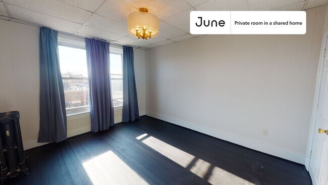 Foto del edificio - Private bedroom in 4 bed/1 bath Home