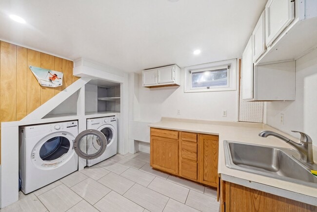 Building Photo - 517 S 13th Ave