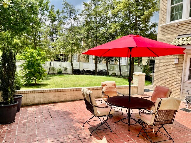 Patio y jardín privados - 3828 Cathedral Ave NW