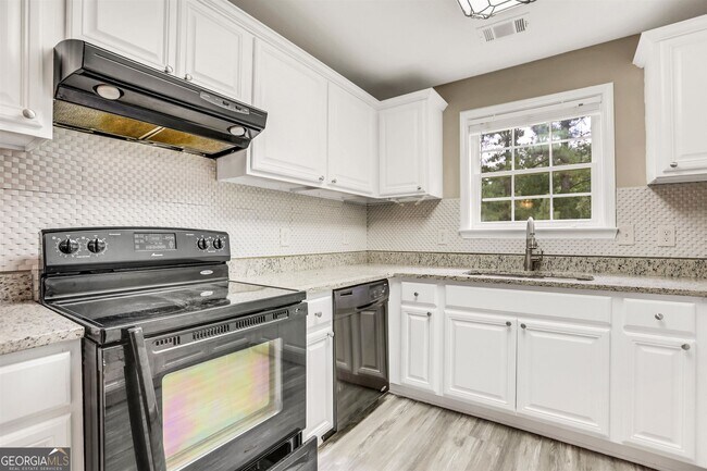 Building Photo - 6390 Ashdale Dr