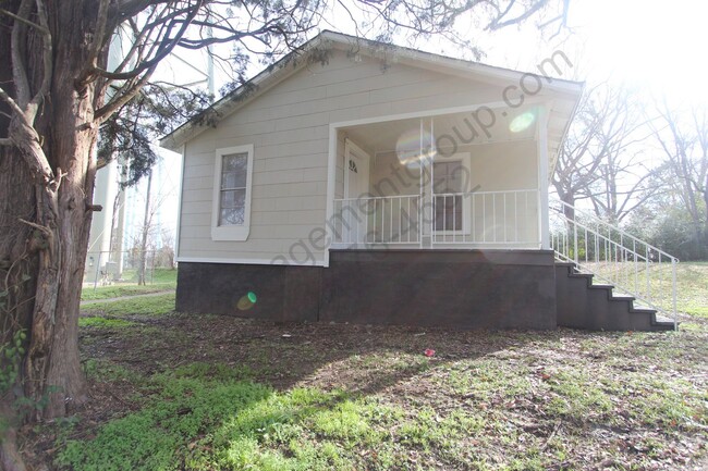 Building Photo - Totally Renovated! 2 Bedroom 1 Bath - New ...