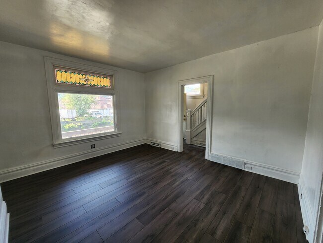 Foto del edificio - 446 Airbrake Ave