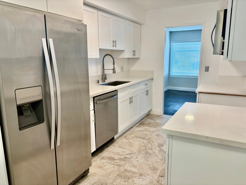 Foto principal - 17440 Burbank Blvd
