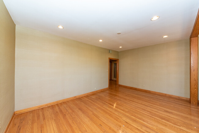 Foto del edificio - Massive 1300 sq ft 2 bed in Lakeview!