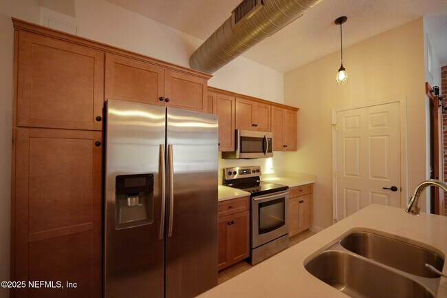 Foto del edificio - 115 W 2nd St