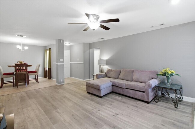 Foto del edificio - 2410 Buttercup Cir