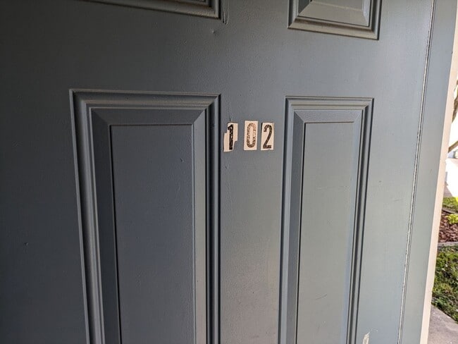 Building Photo - Great 1st FL Starter Rental, with Water/Sewer