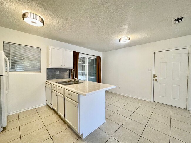 Building Photo - Charming 3 Bedroom Home w/ 1 Car Garage and Large Fenced Yard!!