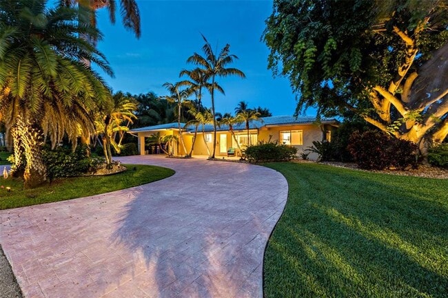 Building Photo - 290 Tropic Dr