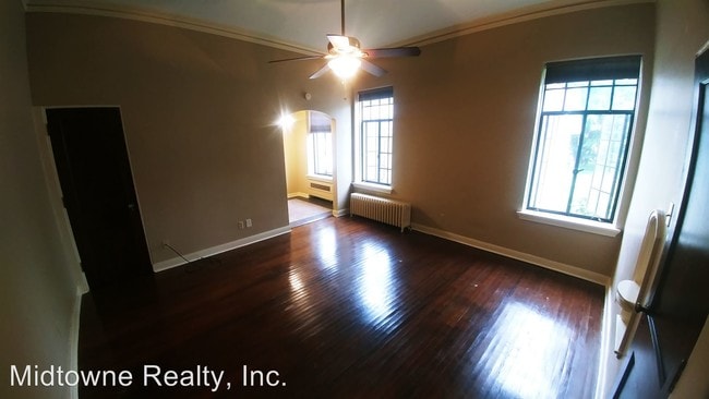 Building Photo - 825 Edgewater Ave