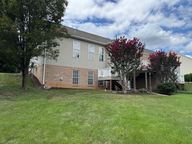 Building Photo - 4 Bedroom, 3 Bath Duplex in CrossKeys!