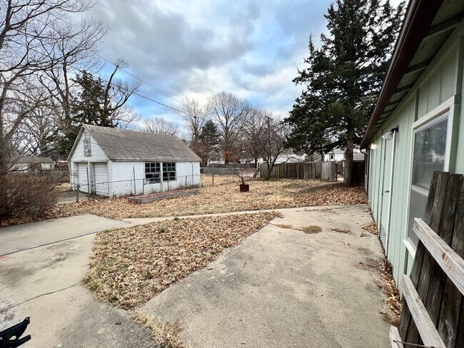 Foto del edificio - Spacious 2-bedroom, 1 bath with a bonus room! Close to KSU Campus!