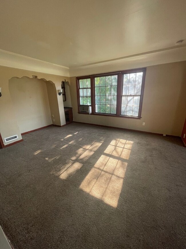Building Photo - 1436 Swan St