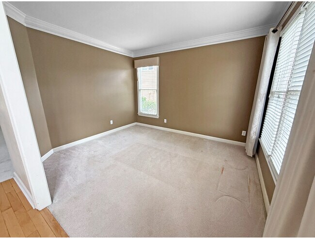 Building Photo - 805 Yosemite Dr NW