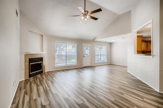 Foto del edificio - 607 Battlecreek Ln