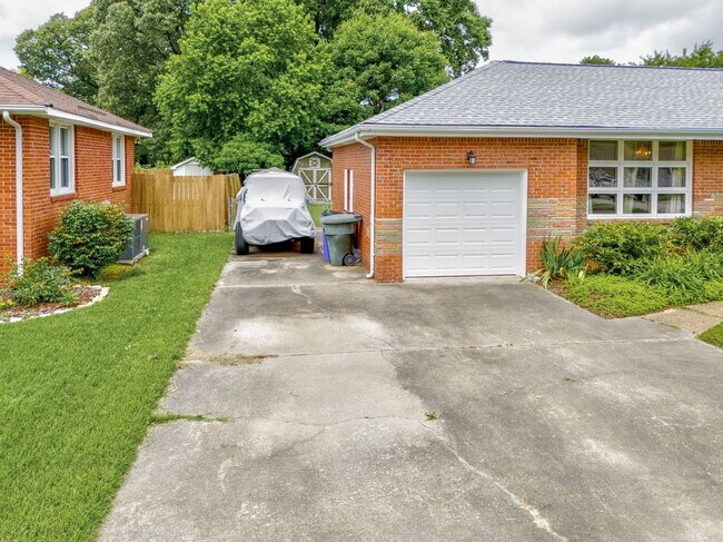Building Photo - 3 Bedroom, Meticulously Maintained Updated...