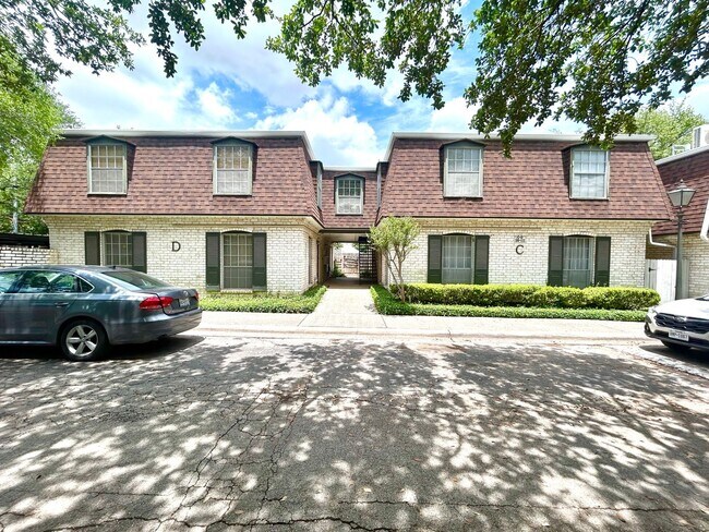 Foto del edificio - MOVE IN SPECIAL Upstairs Condo with Premium Amenities & Hardwood Floors!