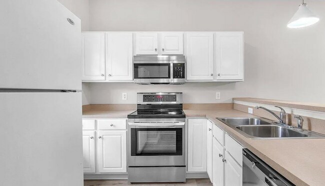 Building Photo - Updated Condo