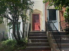 Building Photo - 28 Juniper St
