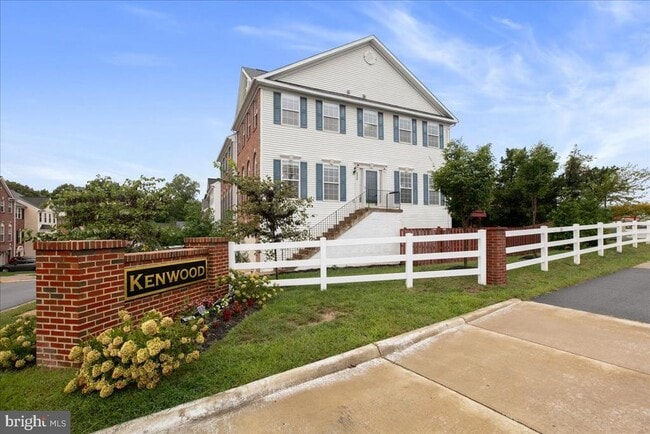 Building Photo - 6350 Regal Oak Dr