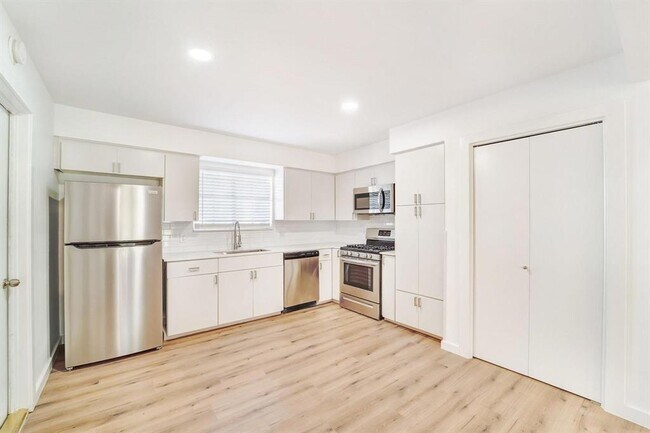 Building Photo - 8414 Staunton Dr