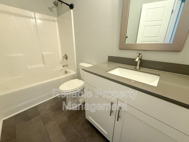 Building Photo - 14 S Laird Dr